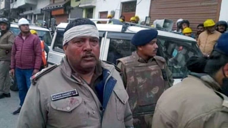 Haldwani-Violence-LIVE हल्द्वानी वायलेंस लाइव: 6 लोगों की मौत के बाद हल्द्वानी में लगा कर्फ्यू ।